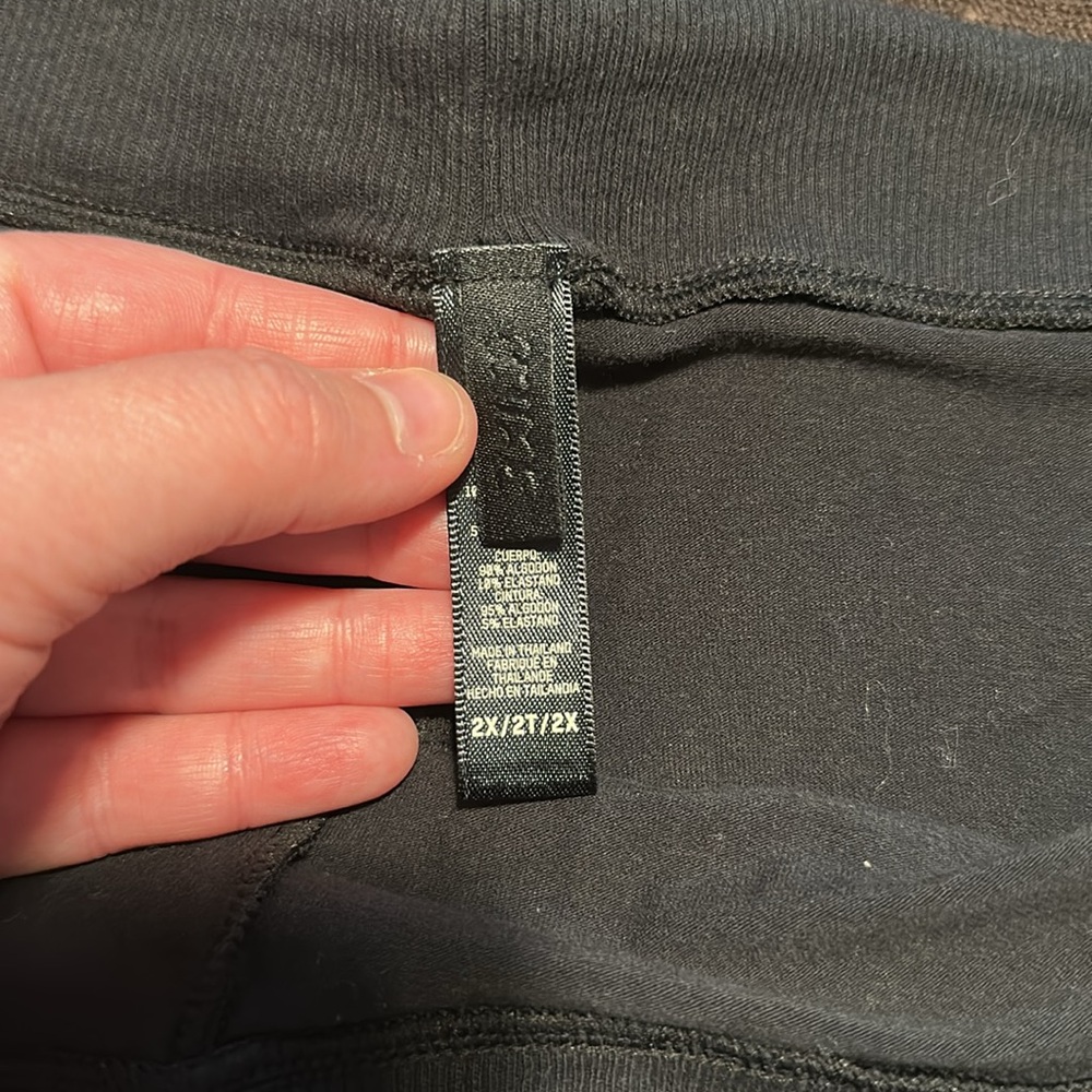 Skims Cotton Jersey Short in the Limited Edition Color SOOT - Picture 5 of 8